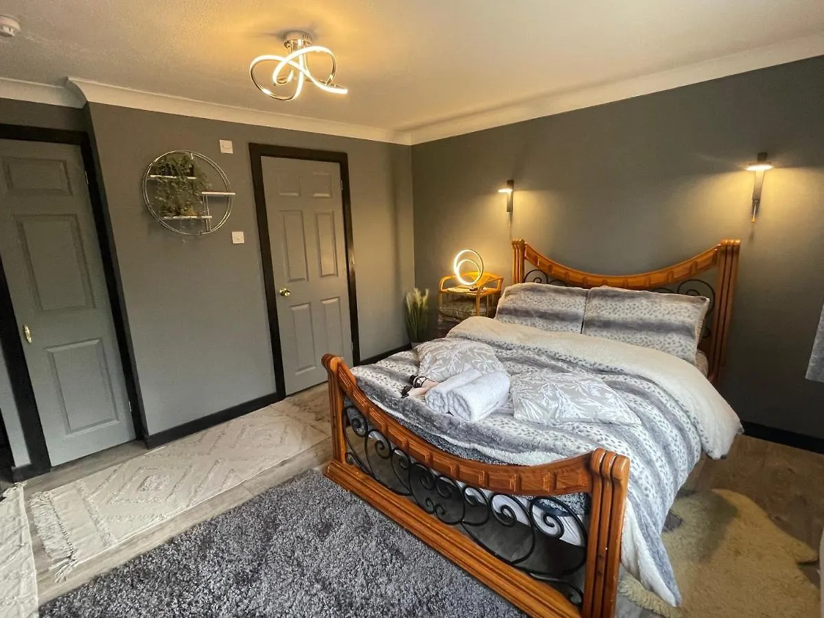 Da Vinci Guest House & Guest Parking, A Real Gem Crawley   Crawley (West Sussex)