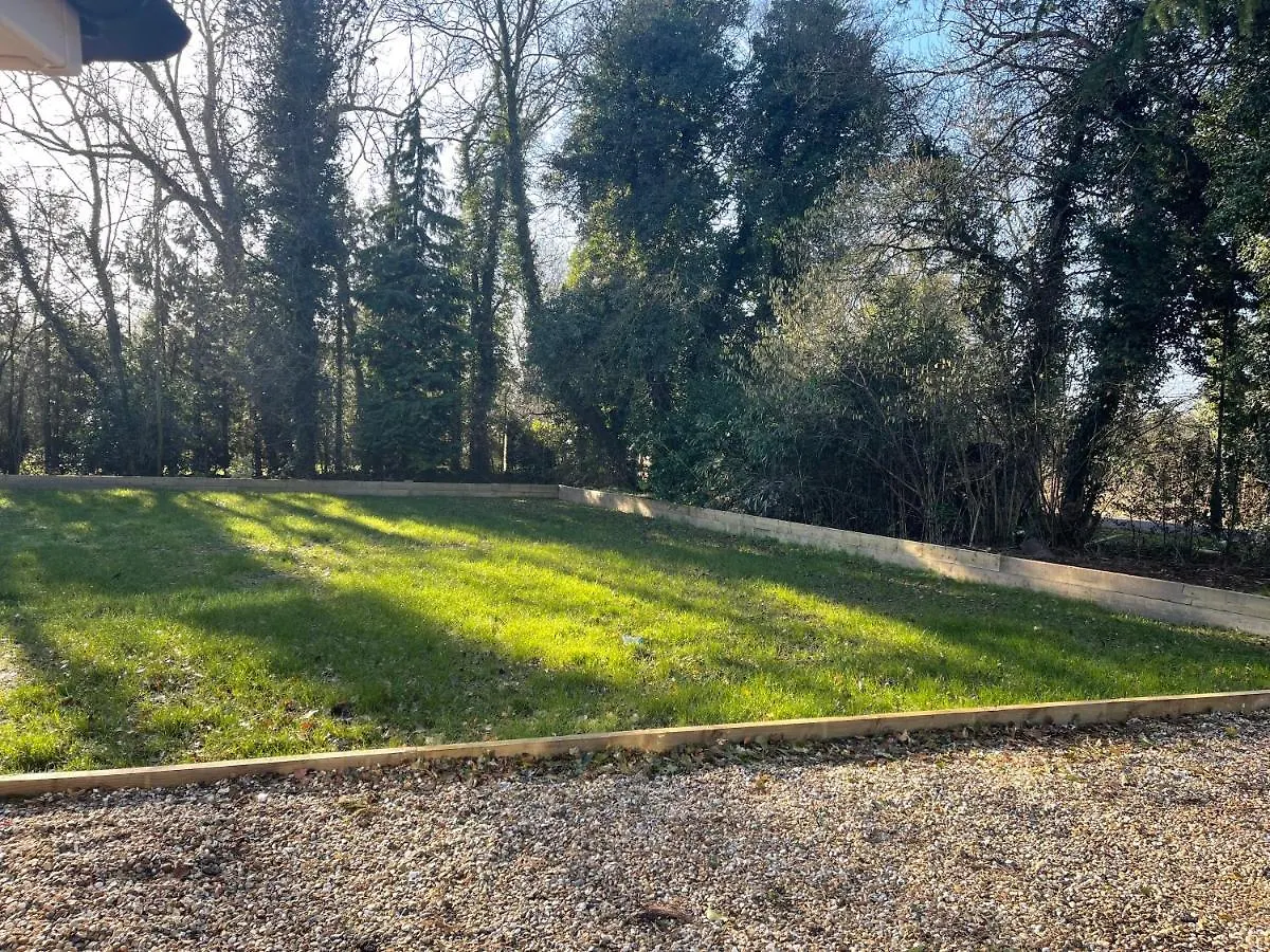 Da Vinci Guest House & Guest Parking, A Real Gem Crawley  Crawley (West Sussex)