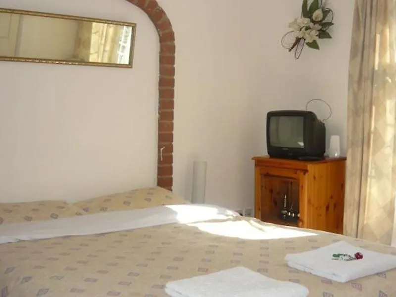 Da Vinci Guest House & Guest Parking, A Real Gem Crawley  Crawley (West Sussex)